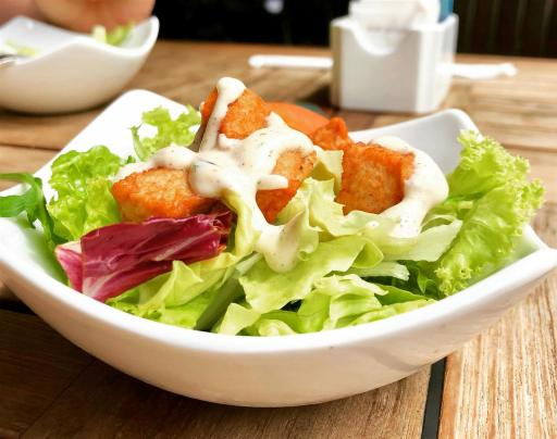 Gemüsesalat Auf Weißer Keramikplatte